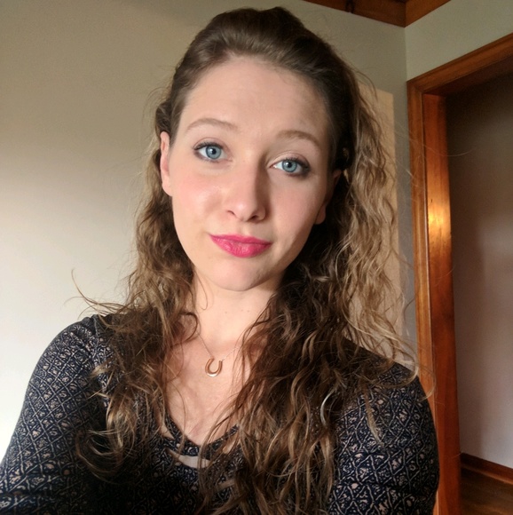 Profile Picture of Leah Bornhorst (@g8edgrl) on Poshmark