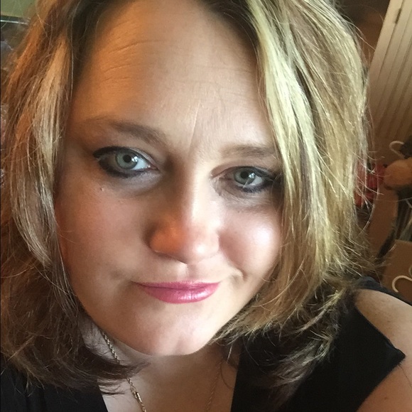 Profile Picture of Tammie Sanderson (@tamsand) on Poshmark