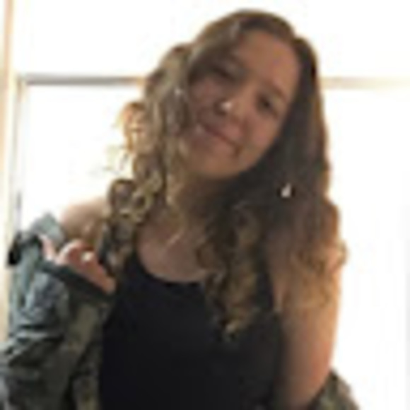 Profile Picture of Christine Vandoren (@edgeoflongevity) on Poshmark