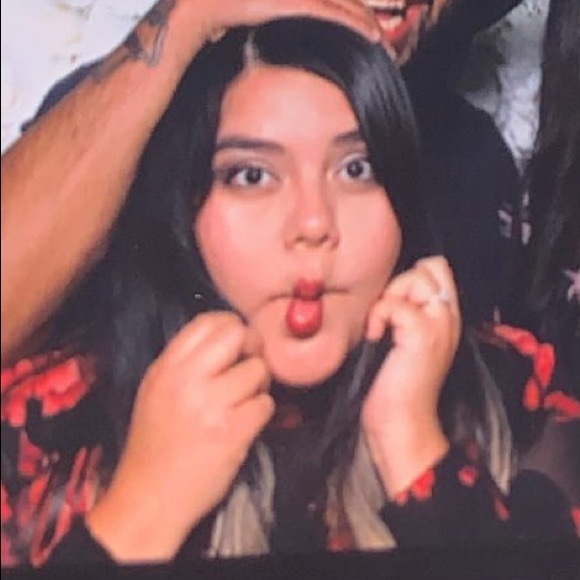 Profile Picture of Dee Gonzalez (@deegonzalez23) on Poshmark