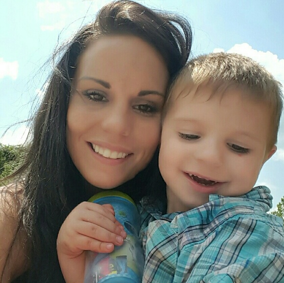 Profile Picture of Amber Hayes (@ambertos) on Poshmark