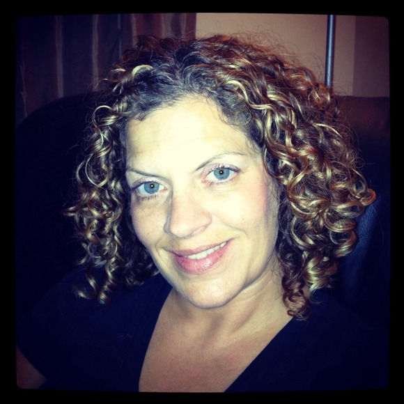 Profile Picture of Lora Leahey (@llkurlygurl) on Poshmark