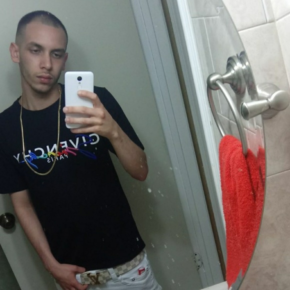 Profile Picture of Jonathan Chirino (@jc042998) on Poshmark