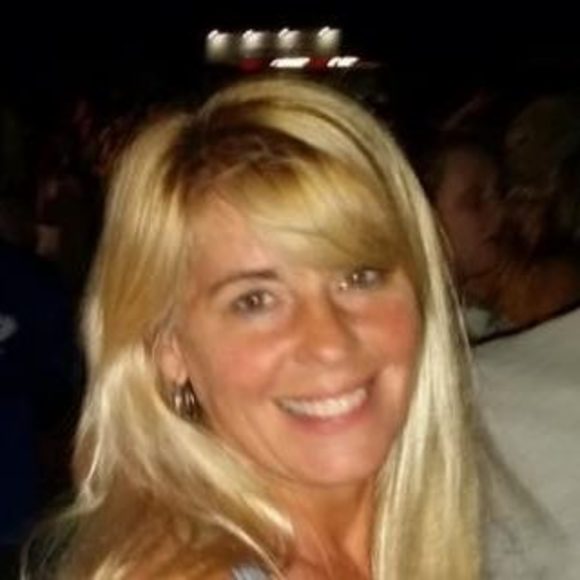 Profile Picture of Laurie Pontin raeman (@lauriepontin) on Poshmark