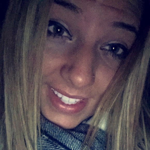 Profile Picture of Jillian Yousefzadeh (@jilliantaylor95) on Poshmark