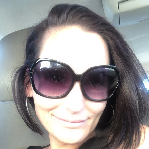 Profile Picture of Serita Enney (@bewinful) on Poshmark