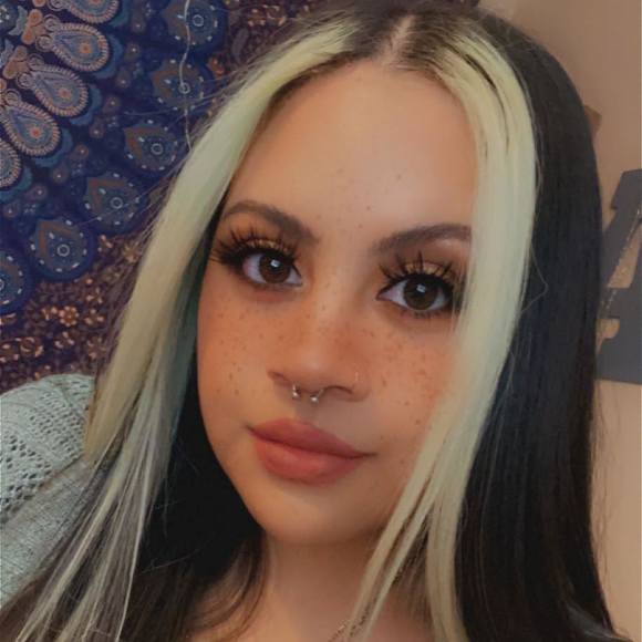 Alexandra Meraz - Poshmark Profile Picture of Alexandra Meraz (@merazalexandra) on Poshmark