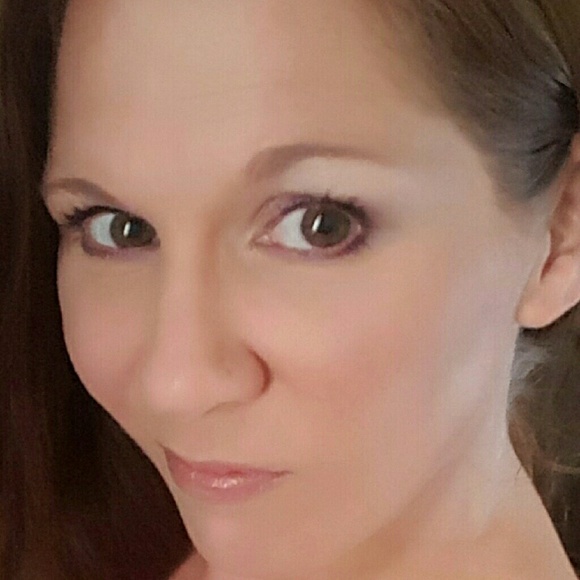 Profile Picture of Elizabeth Hawkes (@tizitis) on Poshmark