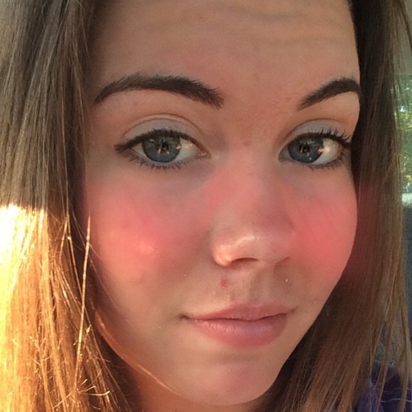 Profile Picture of Kate Ewing (@kateewing) on Poshmark