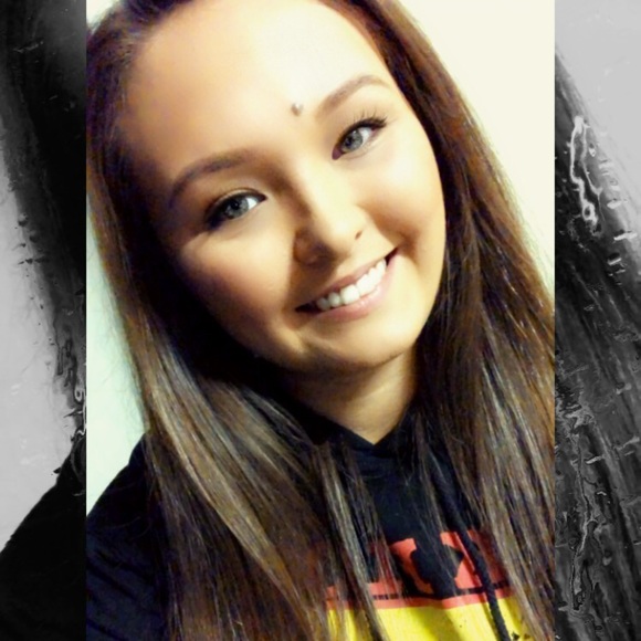 Profile Picture of Laura Quinn (@larmstrong0407) on Poshmark