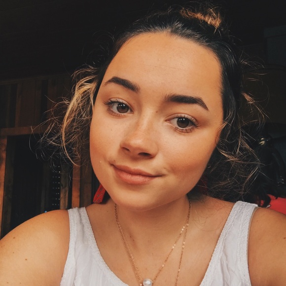 Profile Picture of Maggie Ruthven (@maggieruthvenn) on Poshmark