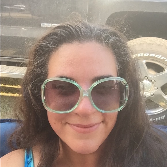 Profile Picture of Georgia Hatzidakis (@georgia420) on Poshmark