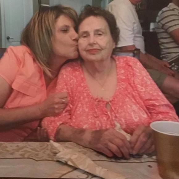 Profile Picture of Michelle Stumpf (@mlbumus) on Poshmark