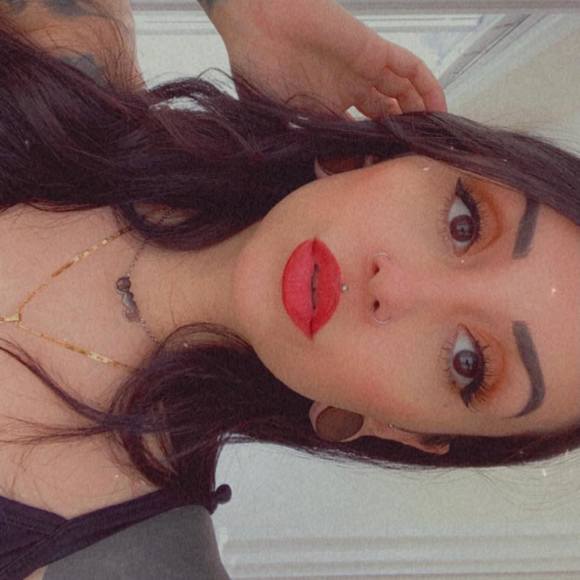 Profile Picture of Amber Jimenez (@amberlynn8212) on Poshmark