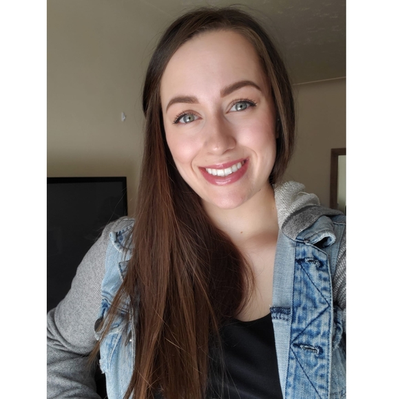 Profile Picture of Chelsea Scobie (@cmrtnx) on Poshmark