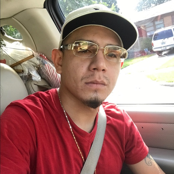 Profile Picture of Simon Sanchez (@sanchezsimon773) on Poshmark