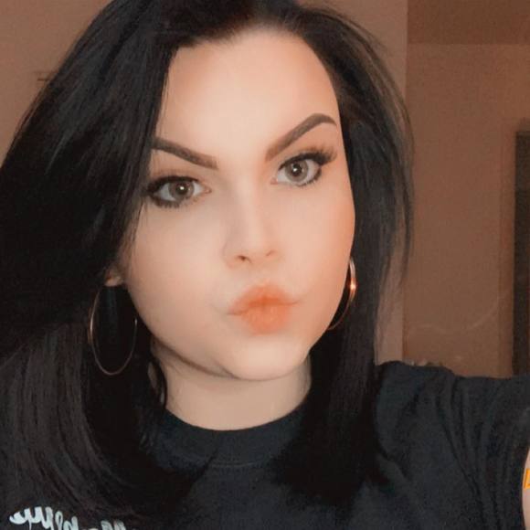 Profile Picture of Miranda Yates (@miranda8110) on Poshmark