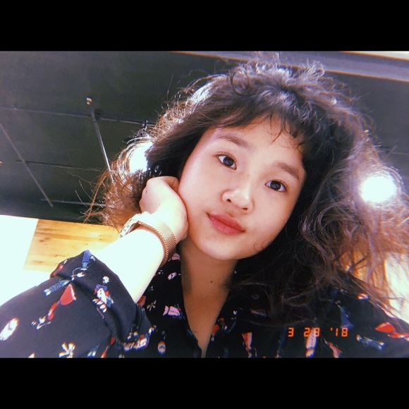 Profile Picture of Quirina Phung (@quirinaphung) on Poshmark