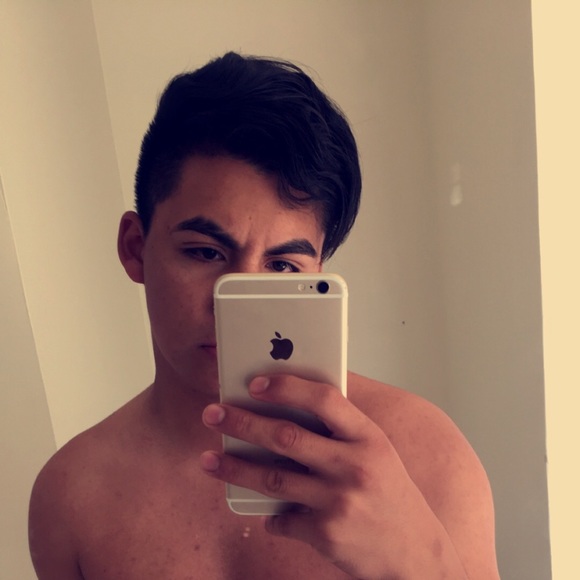 Profile Picture of Jonathan Barrios (@jonvthvnb) on Poshmark