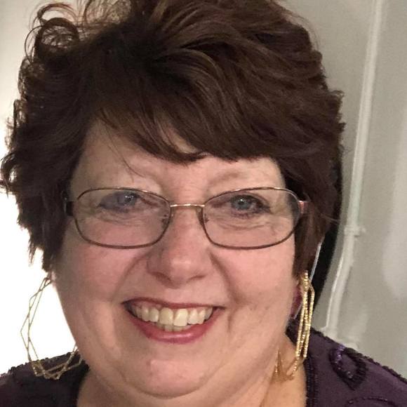 Profile Picture of Linda Henderson (@linda617993) on Poshmark