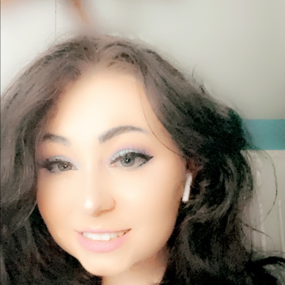 Profile Picture of Mollie Robinshaw (@mollie7152) on Poshmark