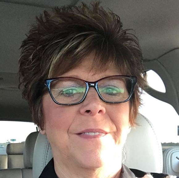 Profile Picture of Julie Yager zuker (@pepperjules) on Poshmark