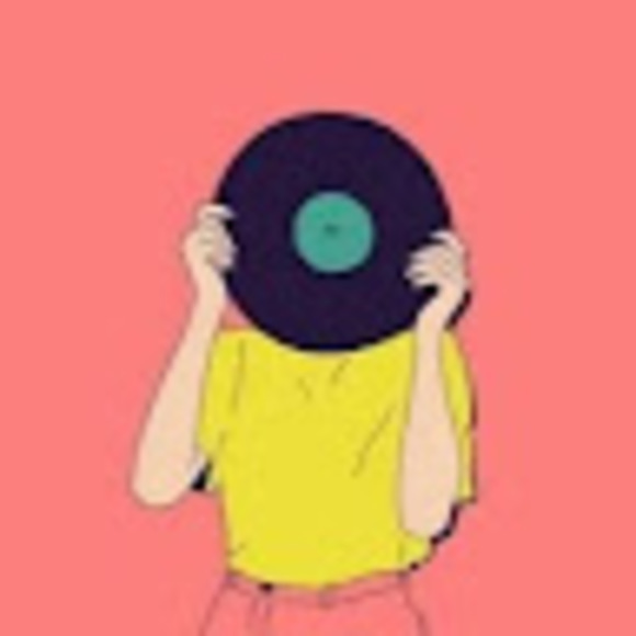 Profile Picture of Zoe Strates (@zoestrates) on Poshmark