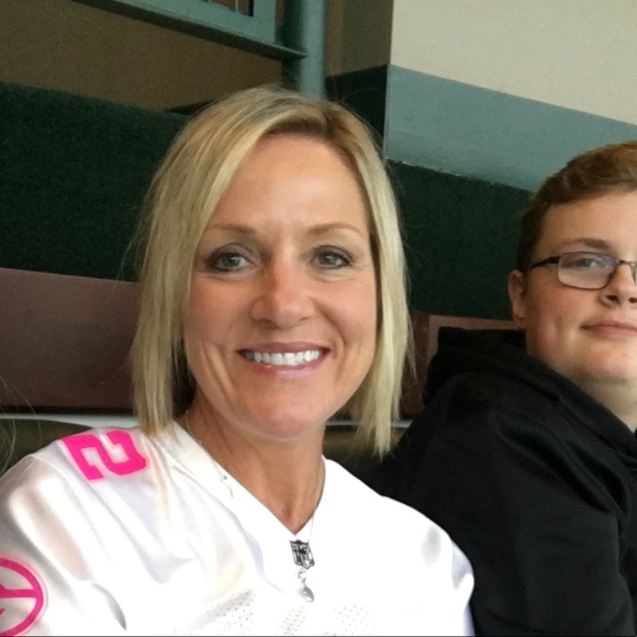 Profile Picture of Sara Helbing (@bee8ace2) on Poshmark