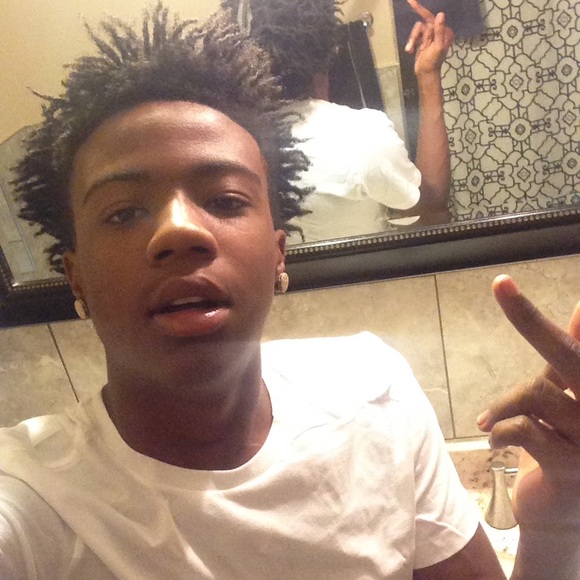 Profile Picture of Cornell Thomas (@quincyy00) on Poshmark