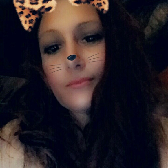 Profile Picture of Karie Farman (@earthbelow) on Poshmark