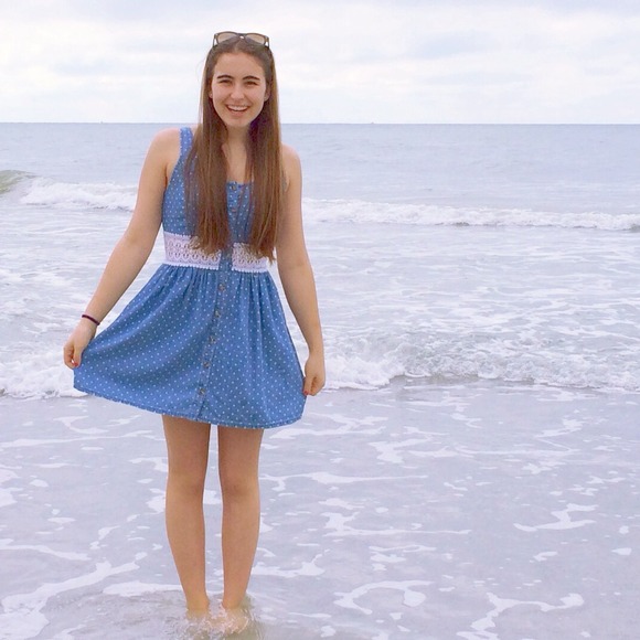 Profile Picture of Cecily Burge (@stylebycecily) on Poshmark