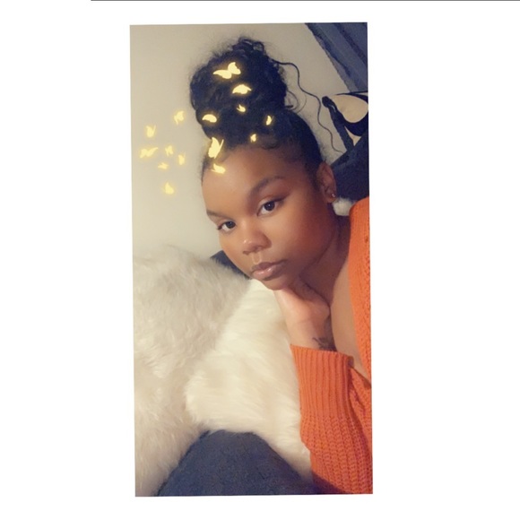 Profile Picture of T'onna Roselle (@tonnar21) on Poshmark