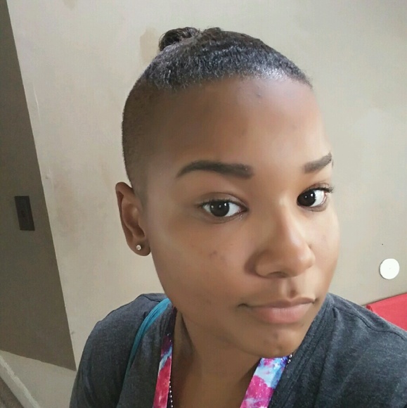 Profile Picture of Olivia Horgrow (@ohorgrow) on Poshmark