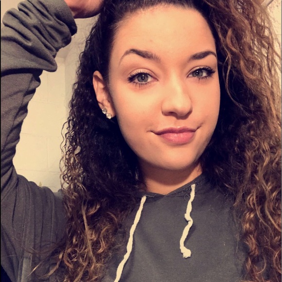 Profile Picture of Maddie Bellofatto (@12maddie_b) on Poshmark