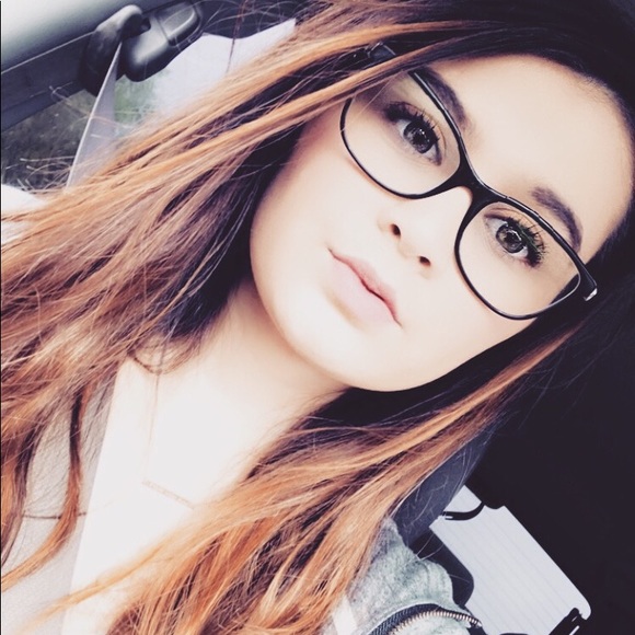 Profile Picture of Skye Kretzinger (@skret) on Poshmark