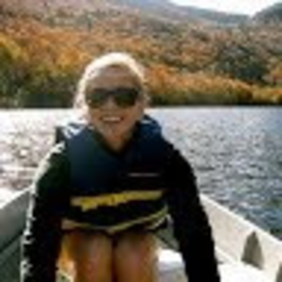 Profile Picture of Elizabeth Elmstrom (@eelmstrom) on Poshmark