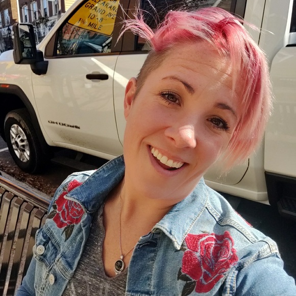 Profile Picture of Amanda Gruss (@firedancer0069) on Poshmark