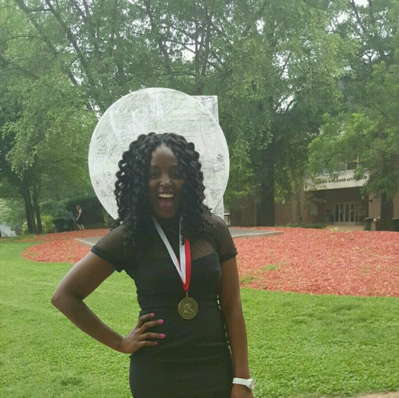 Profile Picture of Rose Gracou (@rosezlife) on Poshmark