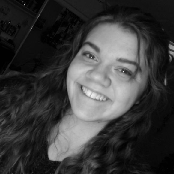 Profile Picture of Ashley Dunbarr (@ashley_dunbarr) on Poshmark