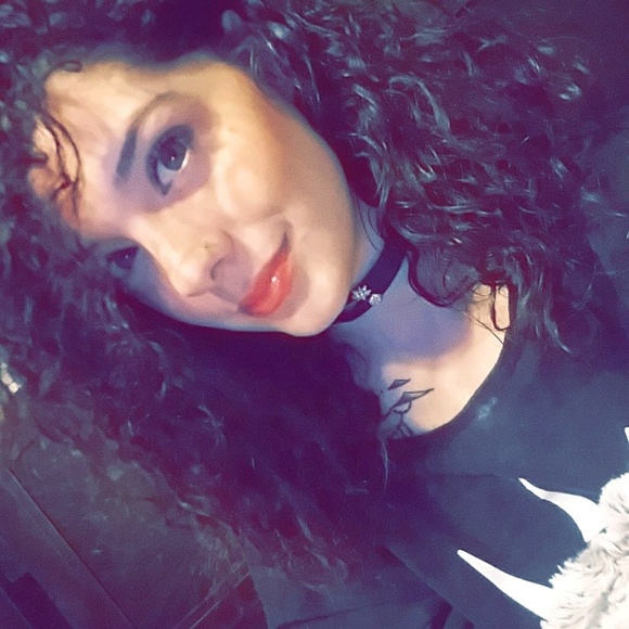 Shandi Willemsen - Poshmark Profile Picture of Shandi Willemsen (@shandelizab) on Poshmark