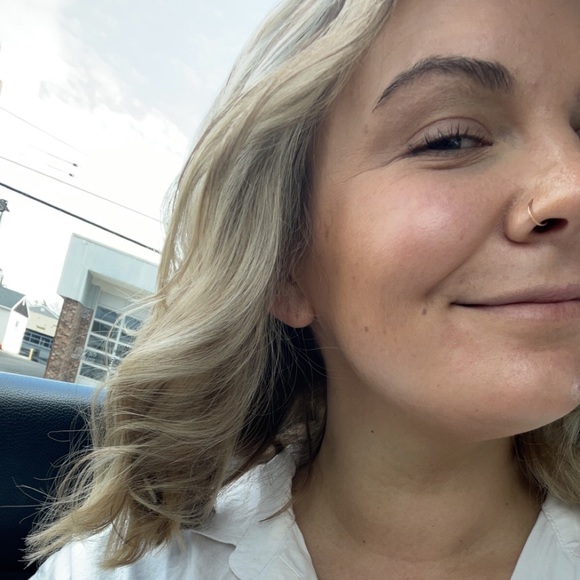 Profile Picture of Tiffany Gesicki (@tiffanygesicki) on Poshmark