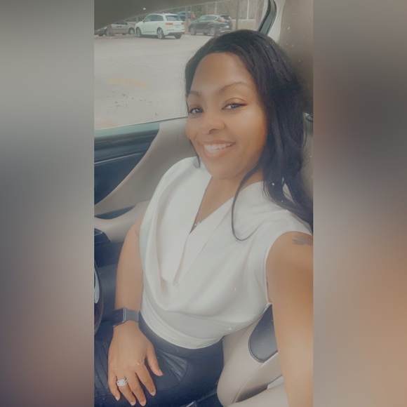 Profile Picture of Danielle Sylve (@dmsylve) on Poshmark