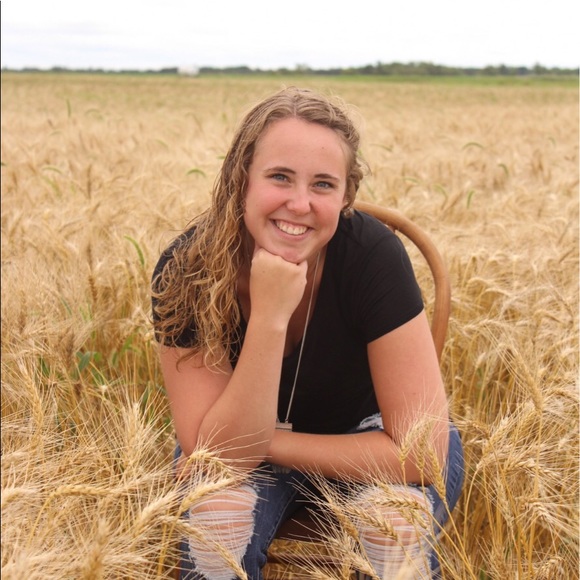 Profile Picture of Muriah Adolphsen (@mur_dolphin) on Poshmark