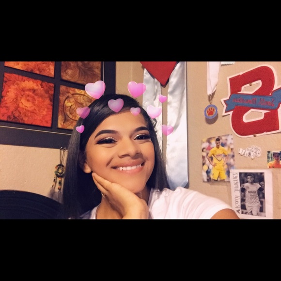 Profile Picture of Isabel Lagunas (@queen_isvbel) on Poshmark