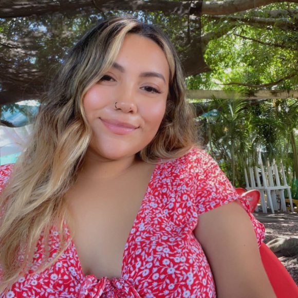 Profile Picture of Carito Olivarria (@caritoolivarria) on Poshmark