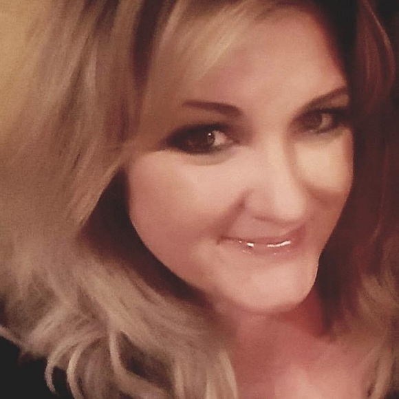 Profile Picture of Kim Munson (@vanmunson) on Poshmark