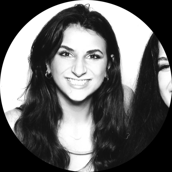 Profile Picture of Julia Adler (@yoolia22) on Poshmark
