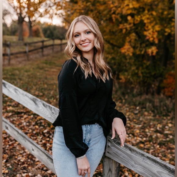 Profile Picture of Olivia Milliman (@space9474629) on Poshmark