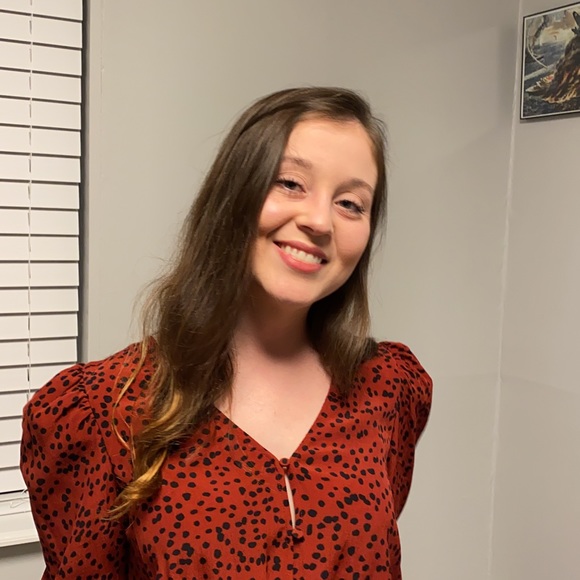 Profile Picture of Hellen Zickuhr (@hellenz_) on Poshmark