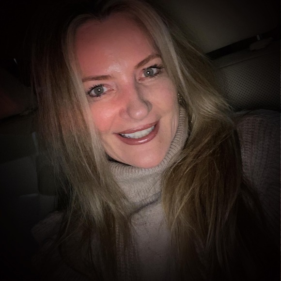 Profile Picture of Lisa Walling (@lisawall2) on Poshmark